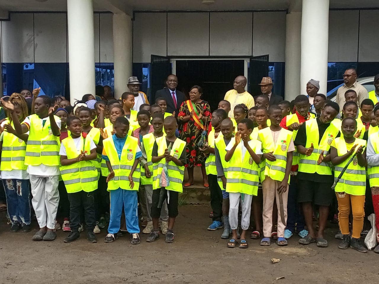 *CIVISME: 100 JEUNES EN ACTION POUR NETTOYER MBANGA.*